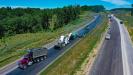 西弗吉尼亚州的铺路工人将美国35号公路改建为四车道公路，为乘客和卡车建造了一条更安全的道路。
