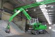 Using a ceiling trolley to supply power, this Sennebogen 825 M electric material handler can range freely throughout Nickelhütte’s indoor recycling facility. 