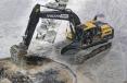 The Volvo EC220E makes light of the heavy-duty job, breaking up the concrete quickly and efficiently. 
