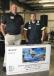 汤姆·麦克斯韦尔(左)，燕西租赁公司租赁运营经理，展示了今天的最后一个大奖，另一个55英寸。索尼电视，送给佐治亚州亚特兰大南方轮胎市场的兰德尔·罗文。
