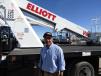 埃里克·洛瓦托、海岸线销售准备演示这个艾略特V60高空作业平台桶卡车。