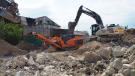 At Tutzing’s best-known construction site: the Rockster R1000S crushes heavily reinforced demolition debris.