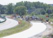 铺设人员与PCI道路男人Guntert &齐默尔曼摊铺机放下一段无粘结混凝土覆盖。总共12英里的新的高速公路路面将在今年晚些时候完成。