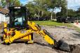 The side-shift excavator end allows for efficient digging when the machine is flush against a structure or a fence. 