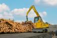 A pick & carry timber handler 730 E with hydraulic grab feeds the saw with logs.