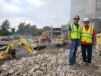 泰德Ahrens罗杰·肯特(左)和项目经理,在巴恩斯犹太医院的Queeny塔拆除挖掘机从罗兰机械公司。