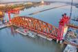design-bid-build项目,重建这座桥使用创新的项目交付方法,提高安全性和速度完成,同时限制河大桥和交通中断。(沃尔什建筑和特雷Cambern摄影图)