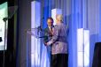 劳拉·奥尼尔·考莫为吉姆·麦克颁发了哈罗德·哈姆总统奖。