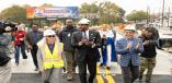 亚特兰大市长安德烈狄更斯,议员阿历克斯湾和社区和商业成员加入ATLDOT临时专员玛莎Anderson-Bomar重新见证和纪念这重建项目的里程碑。(照片由并)。