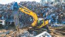 操作员剪废金属与小松PC490LC挖掘机在坦帕的废王的设施,佛罗里达州。(林德工业机械图)
