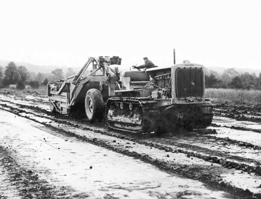 A Caterpillar RD-8 with a LeTourneau Carryall scraper is seen moving overburden at the site.
(HCEA: R. G. LeTourneau Collection photo)