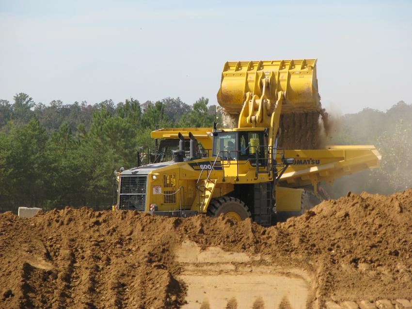 The WA600 wheel loader is well-matched for loading the HD465 rigid-frame off-road truck, as was evidenced during the demonstration.