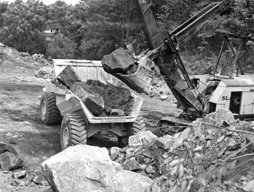 The equipment spread included four Northwest 80-D shovels, five Euclid 22-ton trucks, and 5 LeTourneau Westinghouse B Tournarockers.
(HCEA : Letourneau Collection photo)