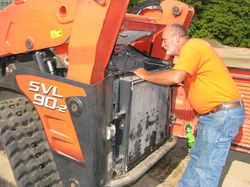 Opening up one of the nice-looking Kubota SVL 90-2’s in the sale lineup is Douglas Thomas of Air Comm, Noxapater, Miss.