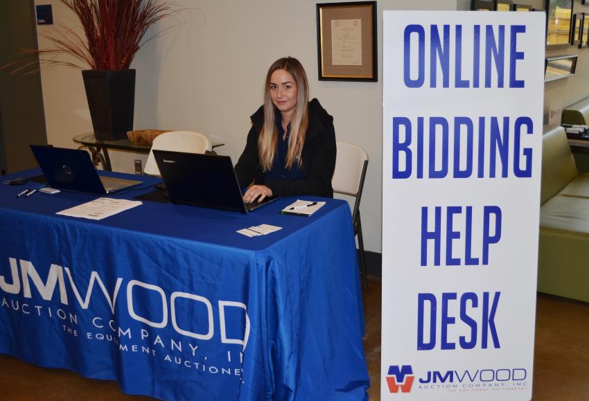 With the high volume of online bidding, Spencer Clark of JM Wood Live helped customers register online and navigate any issues with the process. Customers who traditionally bid onsite had the option of inspecting machines, setting up their online account with the help desk, and then bidding from the comfort and convenience of their own vehicle.