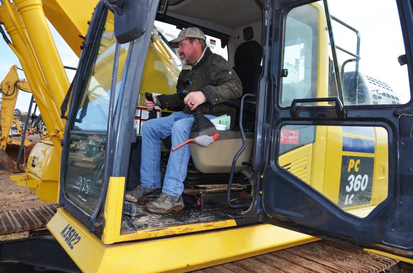 A super-clean late model Komatsu PC360LC caught the attention of Bryan Oakes of Elizabeth Plantation, Greenville, Miss. (CEG photo)