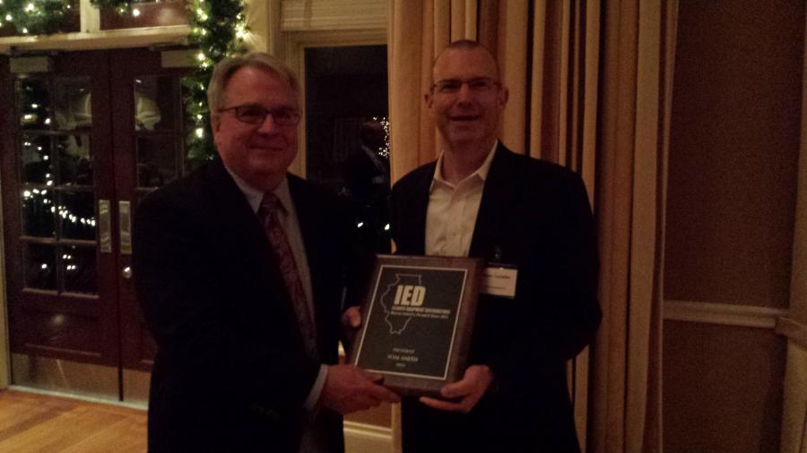 Tom Smith (L), 2015 IED president, National Lift Truck, receives the president’s plaque from incoming IED 2016 president Adam Tschetter of Patten Industries.