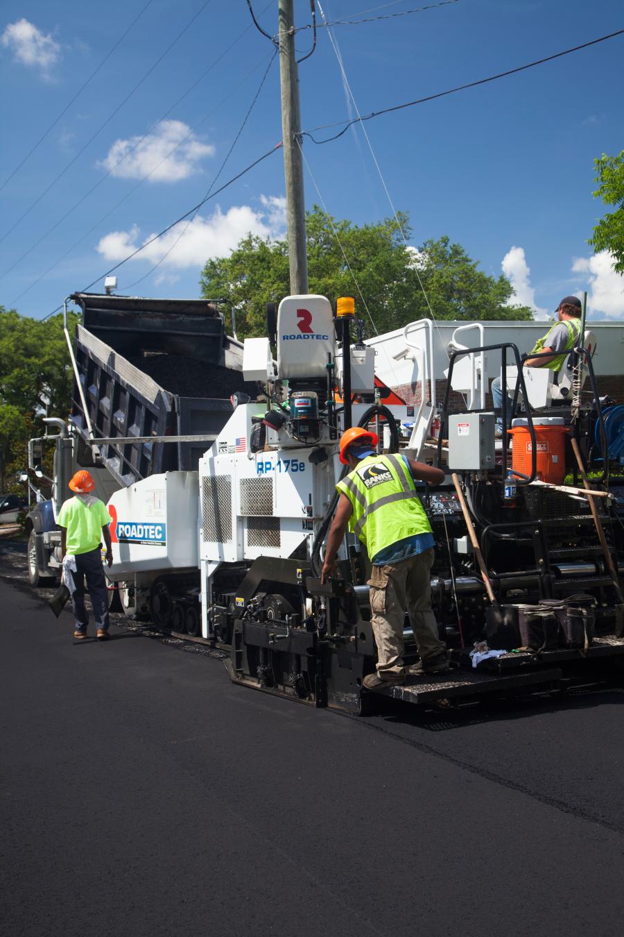 The Roadtec RP-175e is a compact 8-ft. (2.5 m) wide rubber-track asphalt paver designed to work in all types of sub-grades and paving applications.