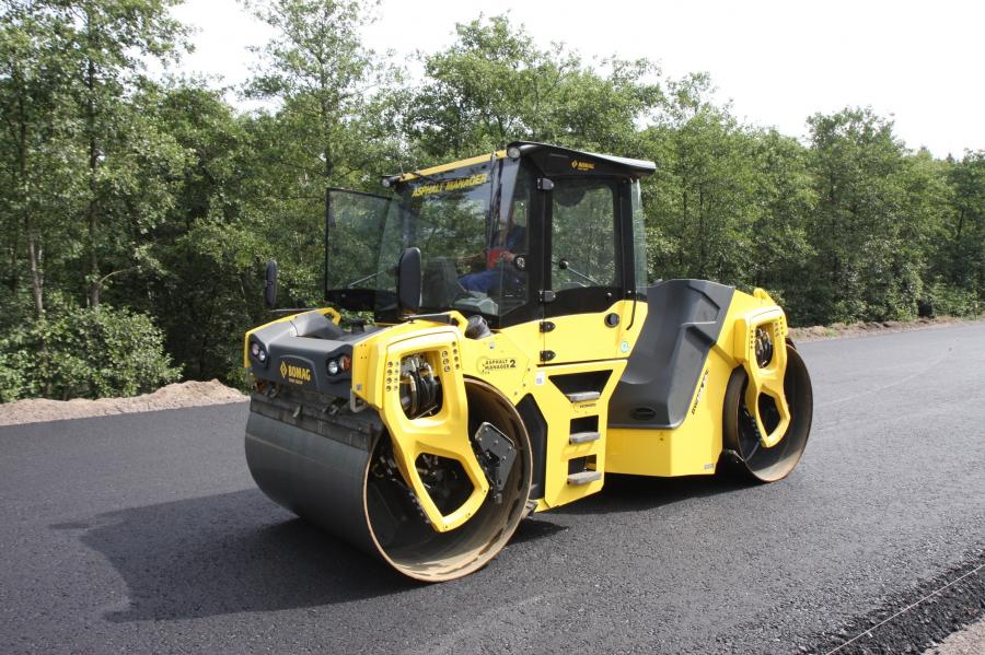 The “leg design” BW206AD-5 roller extends the length between the drums, while reducing overall machine length compared to the perimeter frame roller it replaces in the Bomag line, allowing operators to work more easily in confined areas.