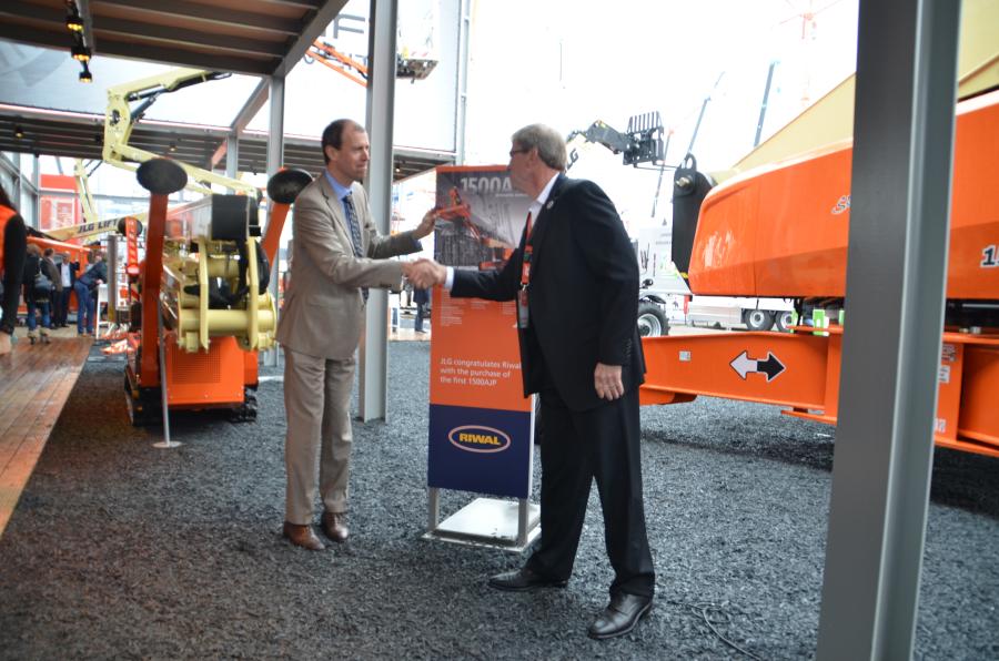 Norty Turner, Riwal CEO (left), and Frank Nerenhausen, president of JLG (right), at the Bauma booth.