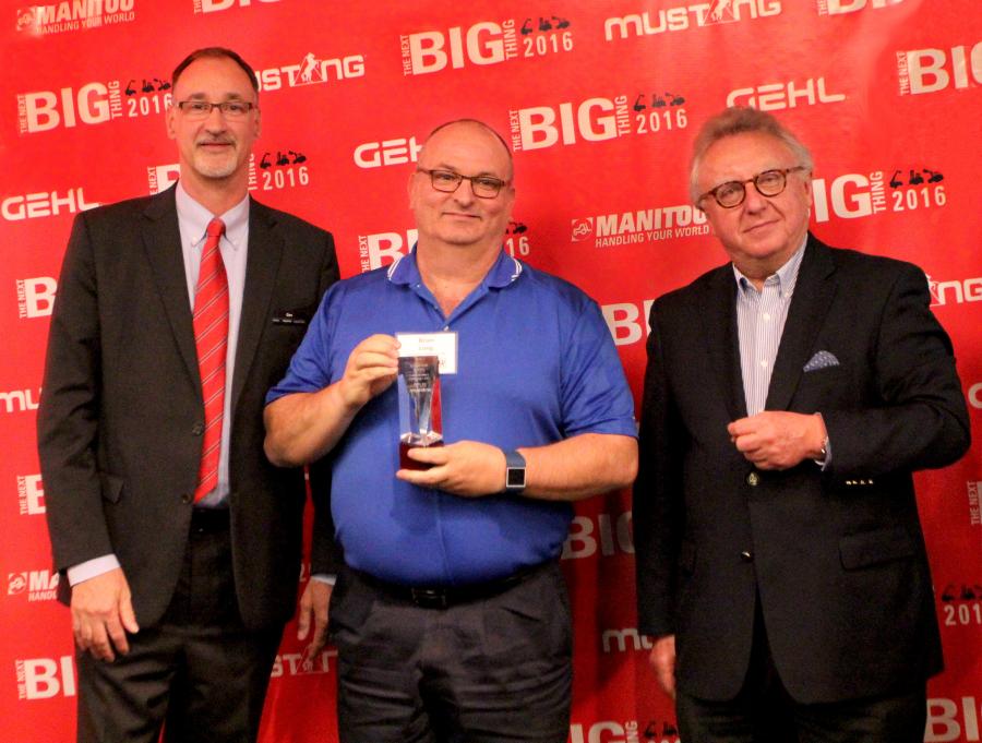 Dan Miller, President & CEO of Manitou Americas, and François Piffard, Executive VP of 
Sales and Marketing for Manitou Group, present the 2015 Mustang Top Dealer Award to 
Brian Long of L & N Supply Company.
