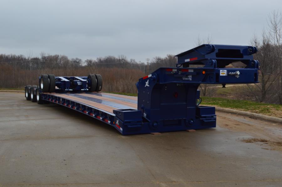 The XL 90 HDE is a unique lowboy, using XL’s trusted extendable technology to extend the main deck from 28 feet 4 inches to 50 feet 3 inches with extension stops every 24 inches.
