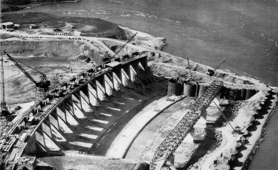 stlawrencepiks.com & R. Beaupre 2013 photo
Barnhart Island (Long Sault) Dam under construction in 1954.