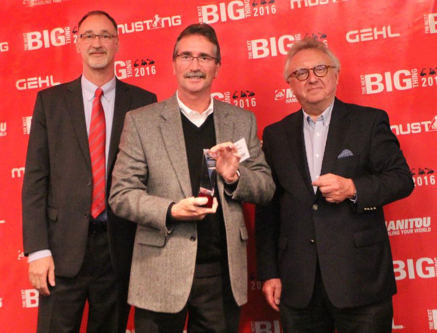 Dan Miller, President & CEO of Manitou Americas, and François Piffard, Executive 
VP of Sales and Marketing for Manitou Group, present the 2015 Manitou Top 
Dealer Award to Mark Mazonkey from CFE Equipment Corporation.
