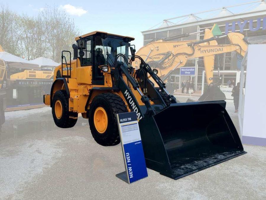 The new Hyundai HL955TM wheel loader is the second Tool Master model to join the HL900 series. These models feature parallel linkage, which is especially effective in fork applications where level lifting is important.