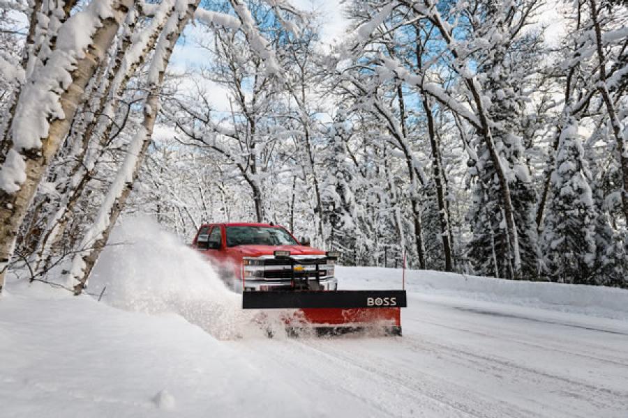 The municipal-grade 9' Heavy-Duty plow allows you to punch through hard-packed banks with power and performance.