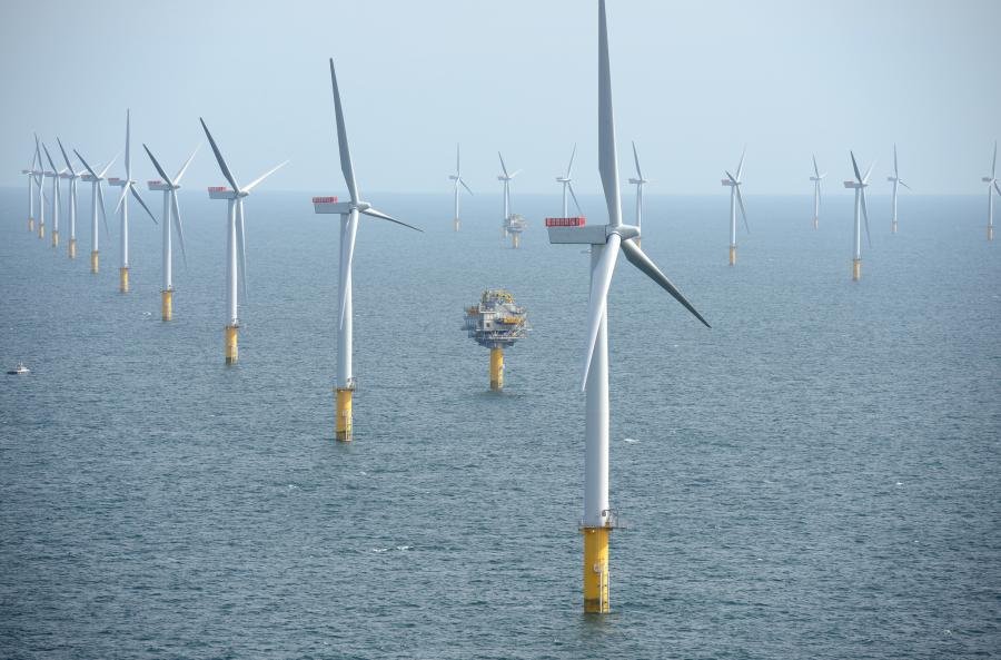 A New York utility plans to construct a wind farm off eastern Long Island that would be the nation's largest offshore wind-energy project, three times as large as one scheduled to go online this year off Rhode Island.