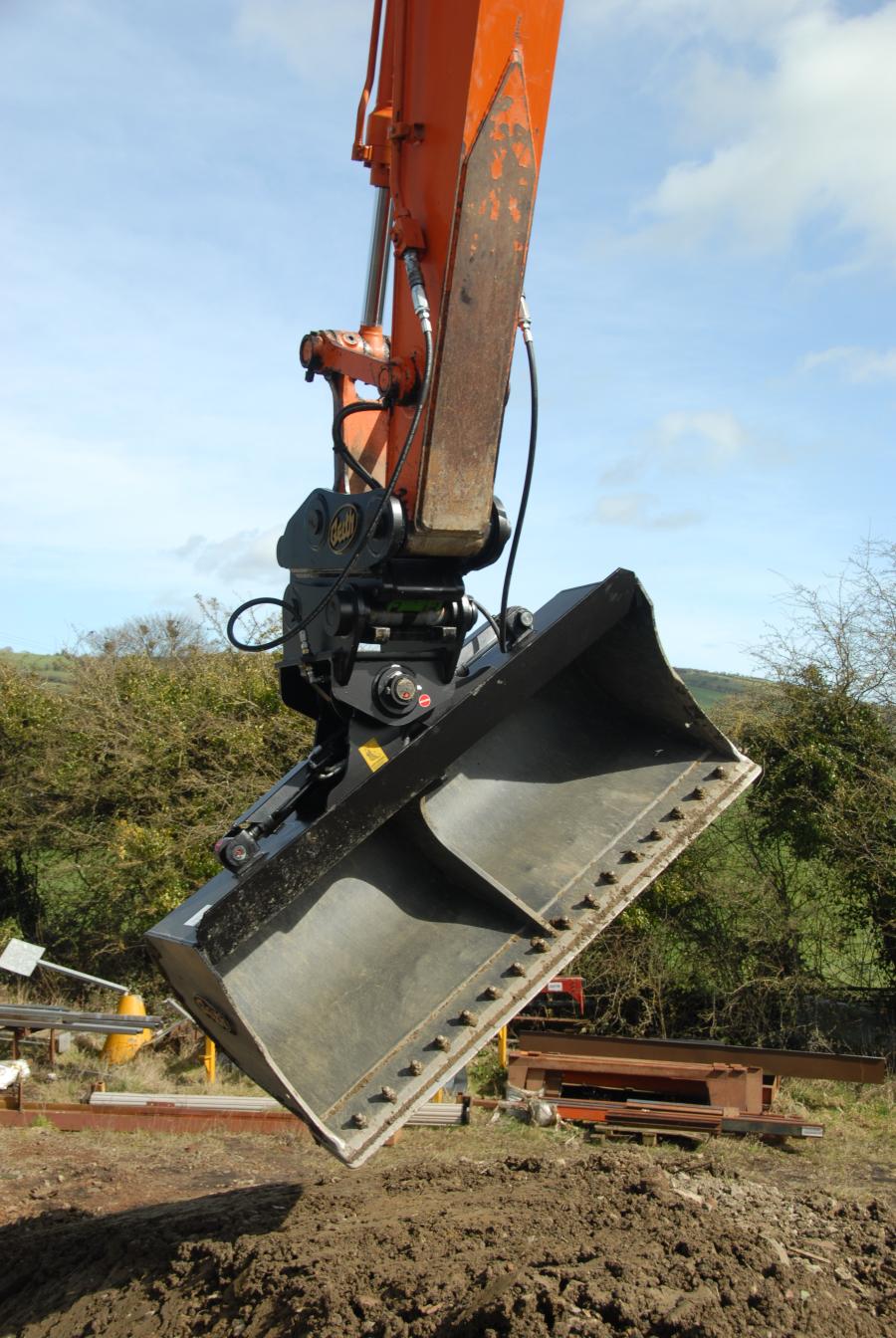 Geith tilt buckets angle up to 45 degrees in either direction, enabling operators to complete slope finishing, land clearing and grading with greater ease.
