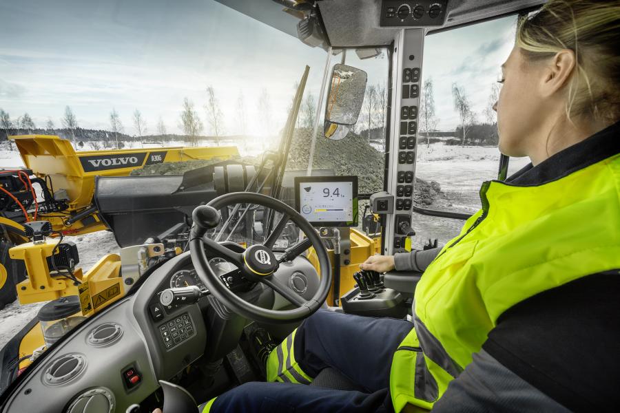 In addition to real-time payload information, the Co-Pilot interface displays bucket angle and machine angle in real-time, helping the operator more efficiently and safely load and dump materials.
