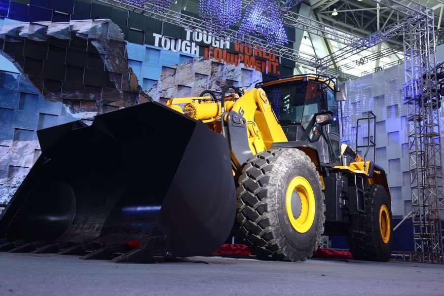 The key innovations of the product are the vertical lift loader arms on an articulating frame and the mechanical self-leveling Z-bar bucket linkage on a vertical lift loader – both industry firsts.