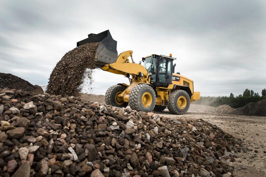 Designed with increased payload, faster cycle times and higher hydraulic power, the Cat 930M Ag Handler efficiently meets the needs of the agricultural market.