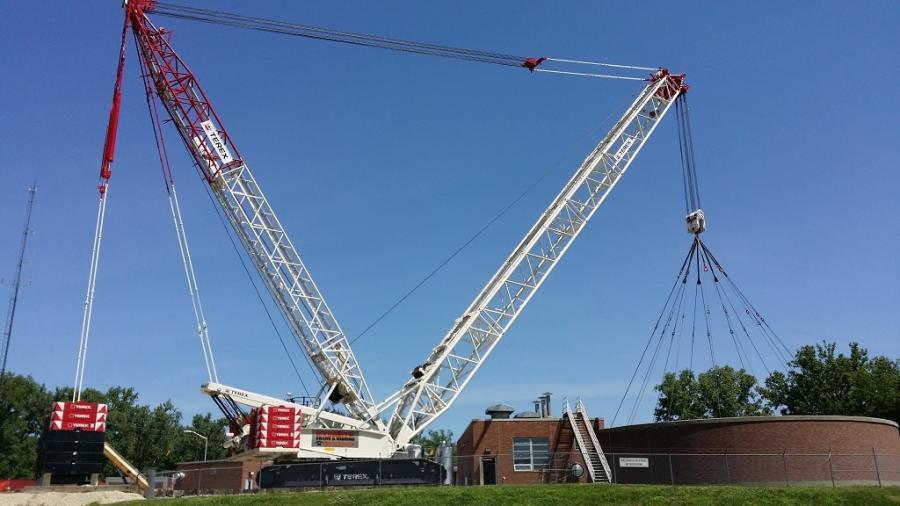Normally, assist equipment would be called in to unstack and restack tray counterweight as it maneuvers around the obstruction, but the CC 2400-1 crawler crane features variable tray positioning for the Superlift structure that increases the crane's flexibility for use in congested areas.