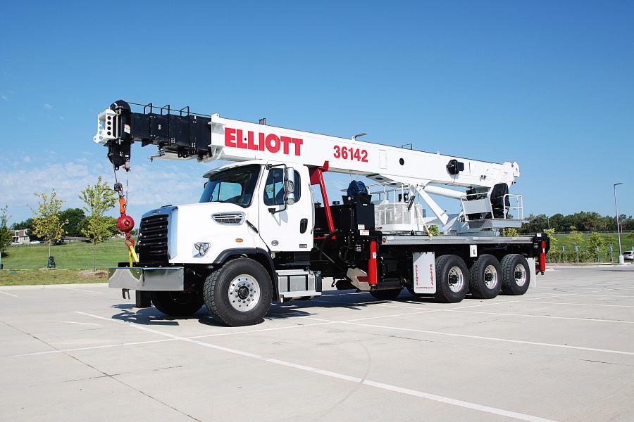 With a 5-section 142 ft. (43 m) main boom and optional 32 to 49 ft. (9.7 to 15 m) two-section jib, the 36142 offers a maximum tip height of 201 ft. (61 m).