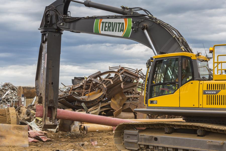 At the sorting and cutting stage, Tervita puts four Volvo crawler excavators to work, including an EC340, EC350, EC380 and EC480D.