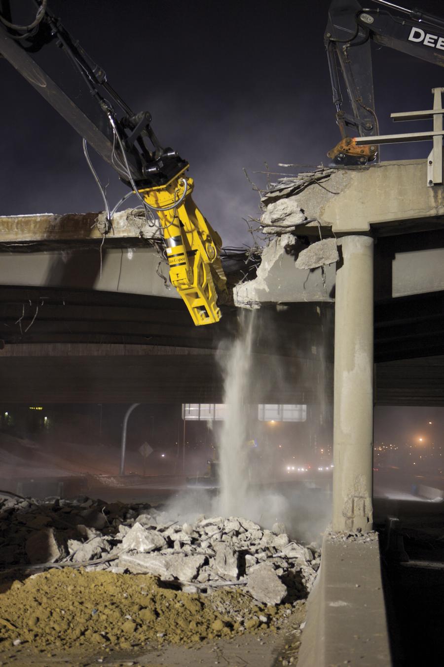 Atlas Copco’s CC Combi Cutter hydraulic attachments maximize operator productivity by rotating 360 degrees. The crushing or cutting power comes from two powerful hydraulic cylinders above the jaws.