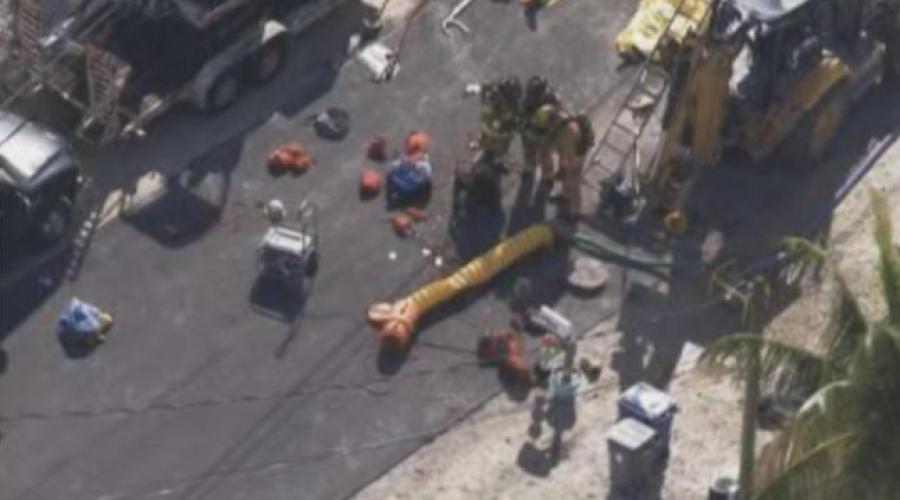Multiple people began to rescue the workers from the manhole.