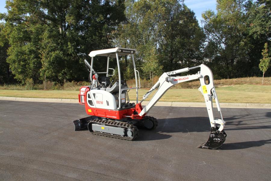 To access a wide range of job sites and indoor applications, the TB216H features a retractable undercarriage that retracts from 51.2 to 38.6 in. (130 to 98 cm). Additionally, the blade has bolt-on extensions that enable the width of the blade to match the undercarriage.