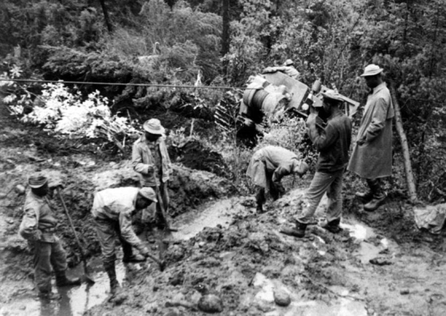 Army Engineers and troops working on the Alaska Highway in 1942. http://url.ie/11p06