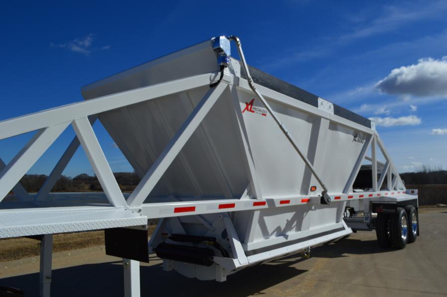 The 25 cubic yard or 60,000 pound capacity trailer has a base weight 1,000 pounds lighter than the standard model, giving the user more payload capacity.