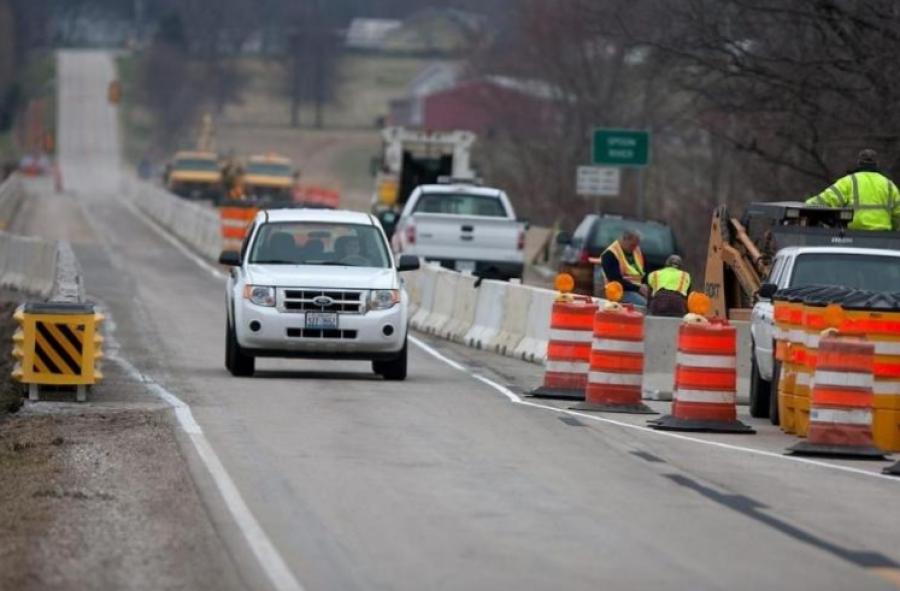 A budget-related shutdown of approximately 900 transportation projects affected an estimated 20,000 workers.