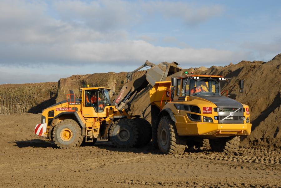 Marshalls’ Volvo L180H wheel loader uses its lifting forces to unload earth into the A40G articulated hauler.