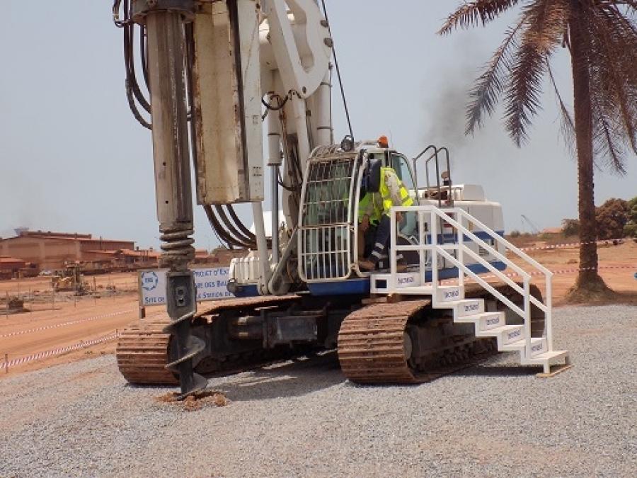 Min. Magassouba ceremoniously kicks off project drilling.