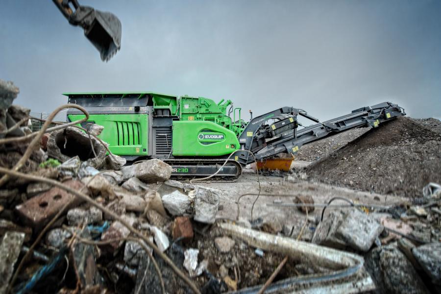 The Cobra 230 impact crusher uses a fuel efficient and high performing direct drive system to power the impact crusher.