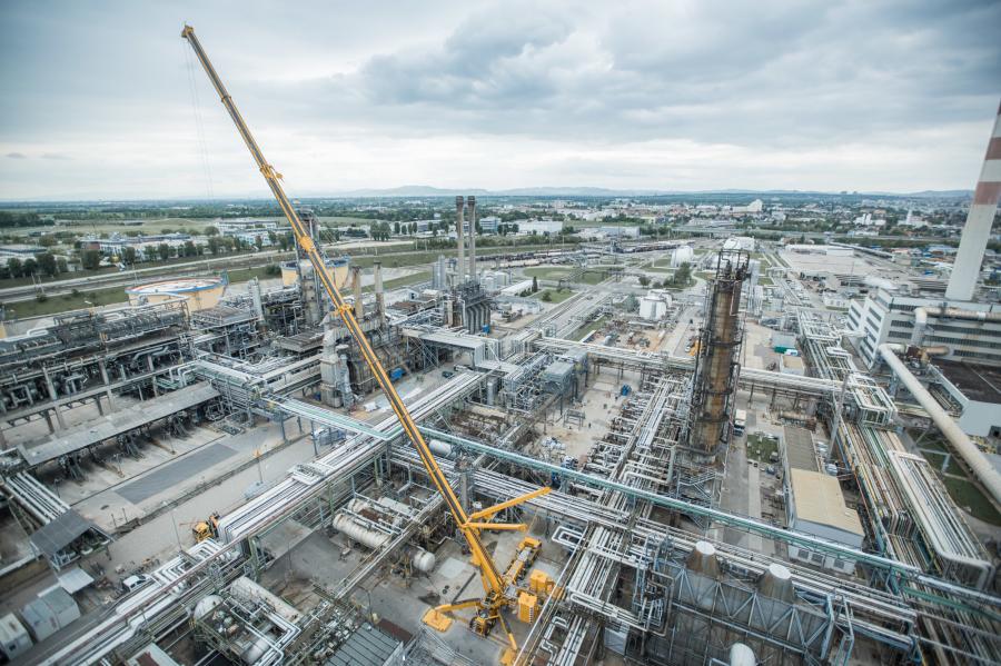 Austrian crane service provider Prangl relied on the capabilities of its Demag AC 1000-9 all terrain crane to replace the 13-ton top section of a fractionating column at an Austrian refinery.