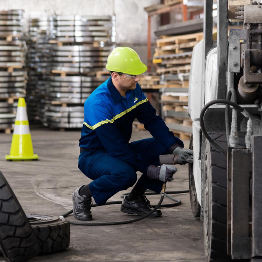 The material handling equipment market in Texas represents a great opportunity for Camso – not only for tire distribution, but also for its independent service division, Solideal-On-Site Service.