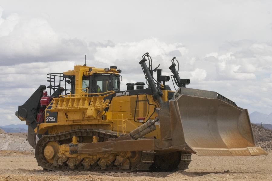 The D375A-8 features an EPA Tier 4 Final certified engine that produces over 20 percent more horsepower while the dozer is traveling in the reverse direction. The additional horsepower yields faster cycle times and a productivity increase of up to 18 percent.